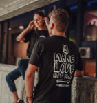 Czarna-koszulka-Make-Love-not-war