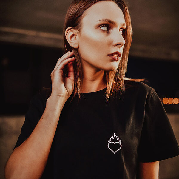 Czarna-koszulka-SERCE-basic-2