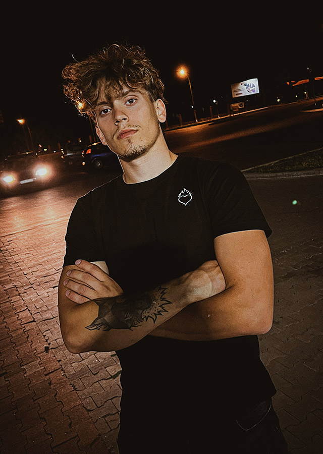 Czarna-koszulka-SERCE-basic